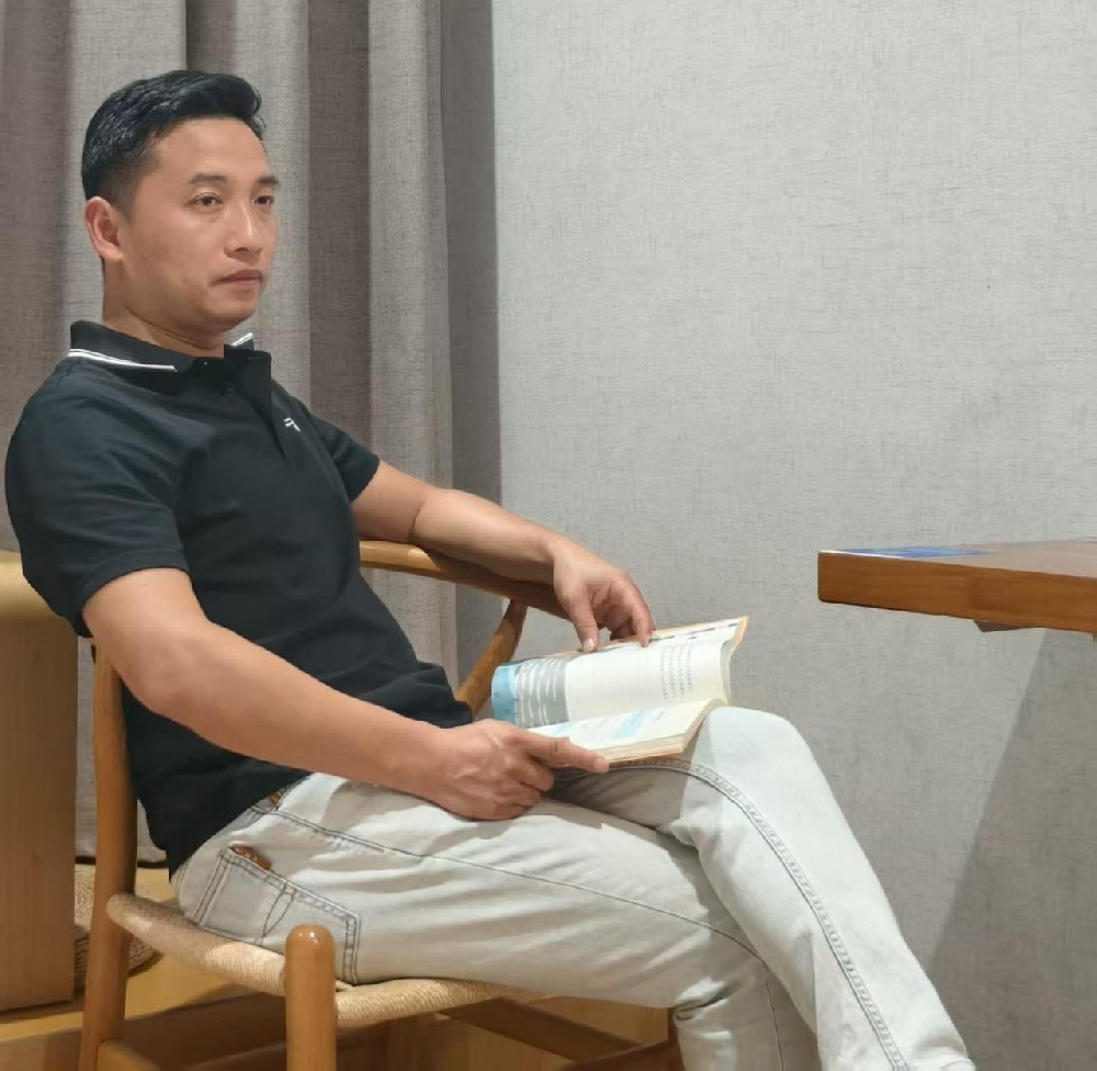 江劍（國(guó)瓷紅葉畫院高級(jí)畫師）